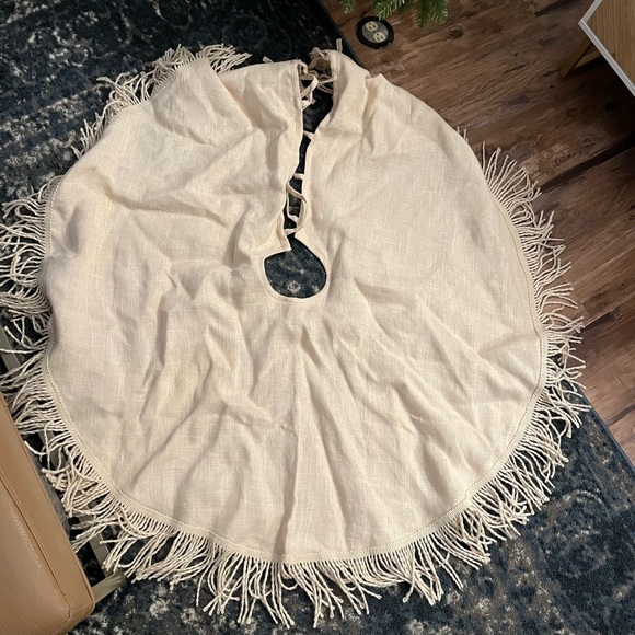Ballard Designs - Fringe Burlap Treeskirt - 60 inch round‎ - Picture 1 of 6